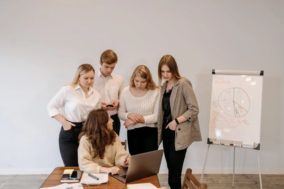 Zespół analityków omawiający wykresy na spotkaniu